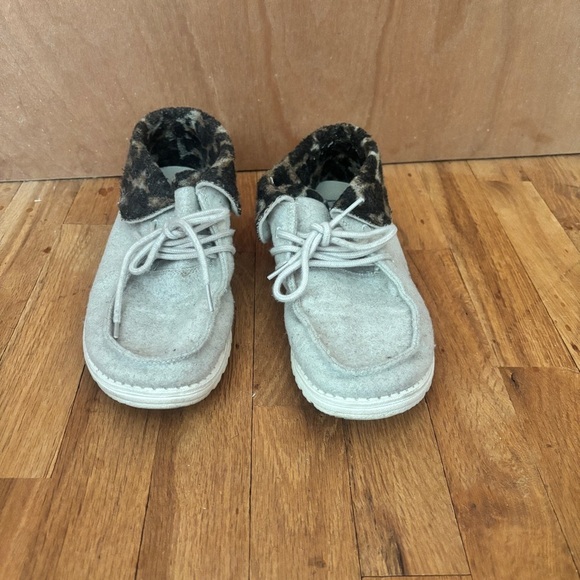 Women’s Hey Dudes size 8 - Picture 1 of 5